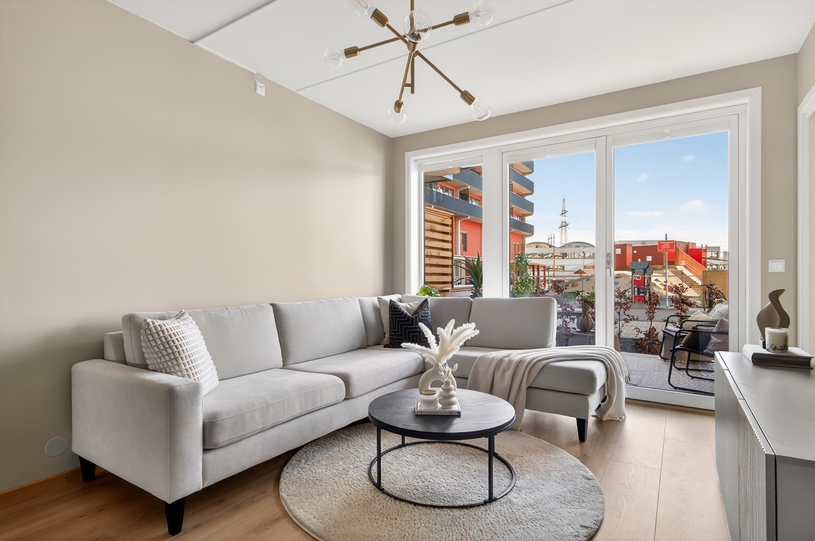 Lys og innbydende stue med store vindusflater fra gulv til tak, som gir rikelig med naturlig lys og gode utsiktsforhold. Galleribilde