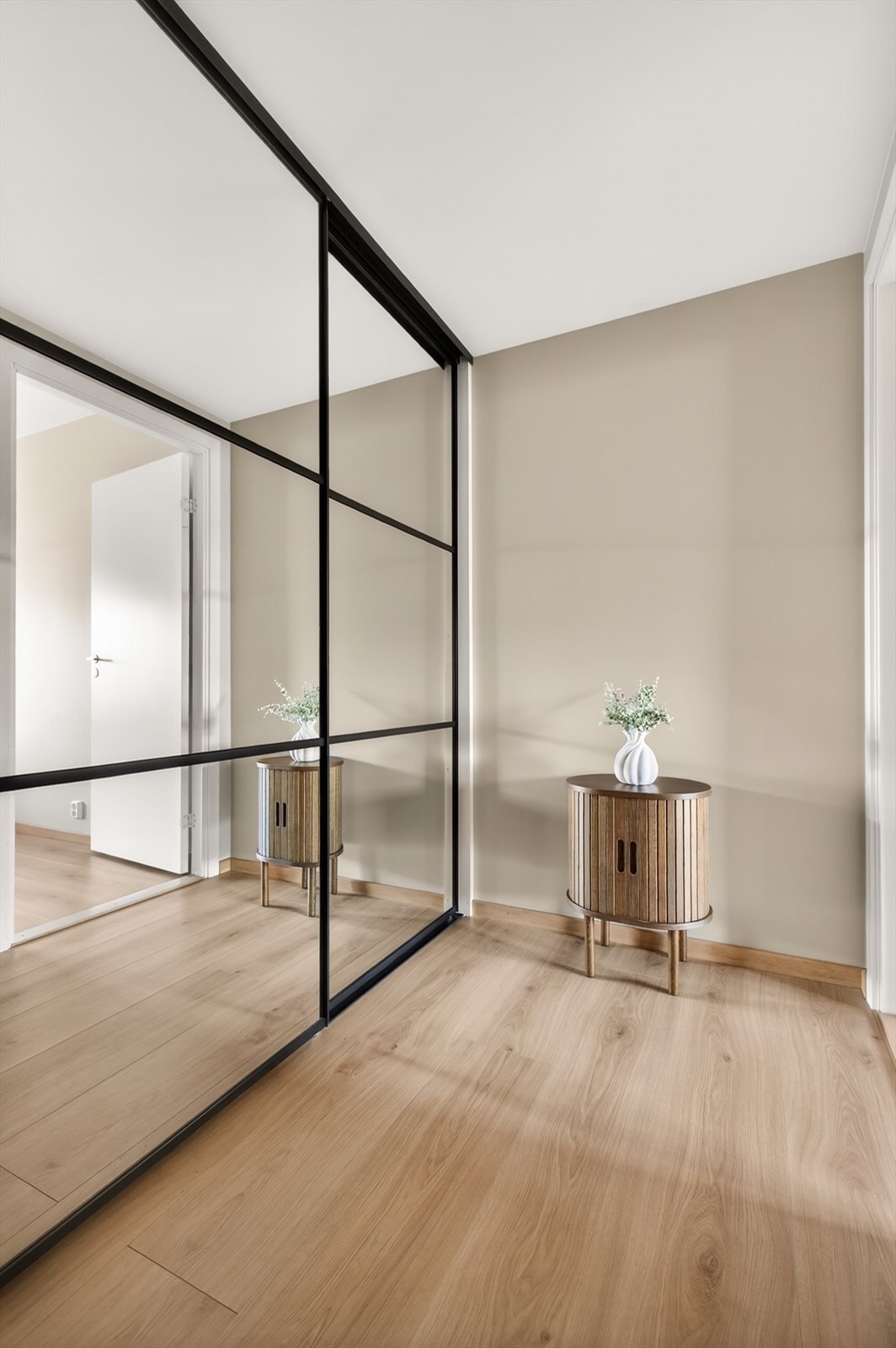 Stor skyvedørsgarderobe med speilfronter gir gode oppbevaringsmuligheter. Galleribilde