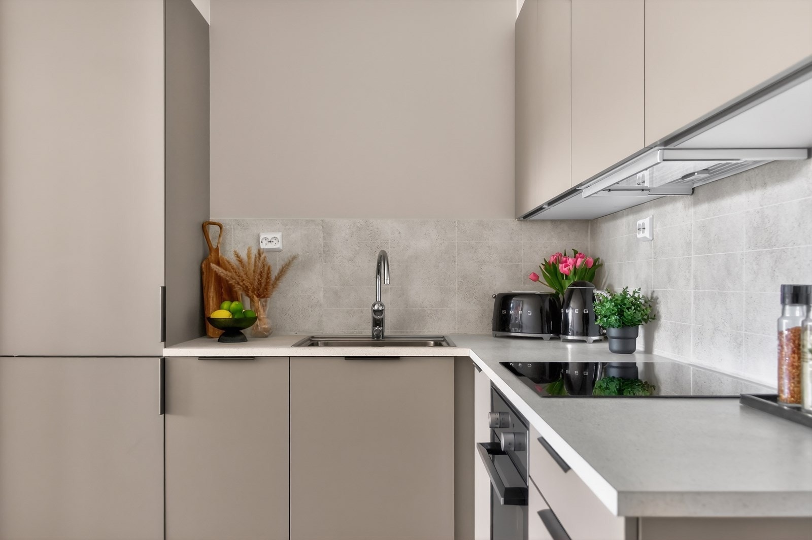 Rikelig med skap- og benkeplass på kjøkken. Galleribilde