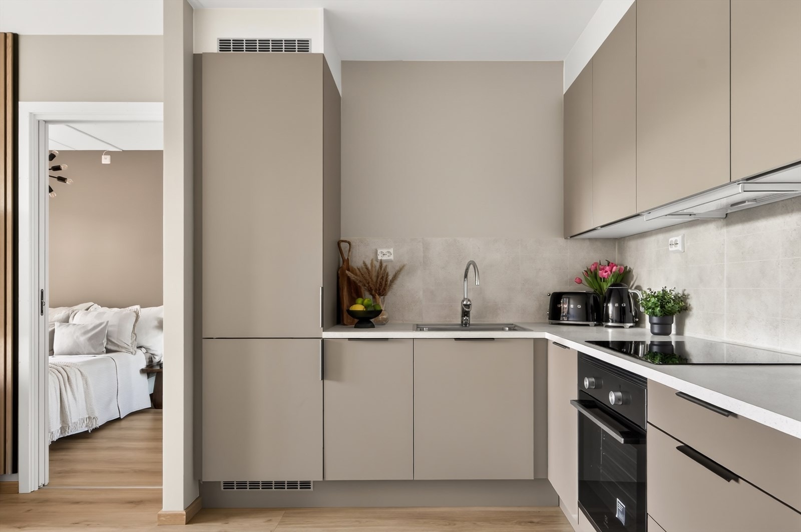 Kjøkkenet er utstyrt med integrert oppvaskmaskin, induksjonstopp, stekeovn og kombinert kjøle-/fryseskap fra Electrolux. Ventilator er tilkoblet ventilasjonsanlegg. Galleribilde