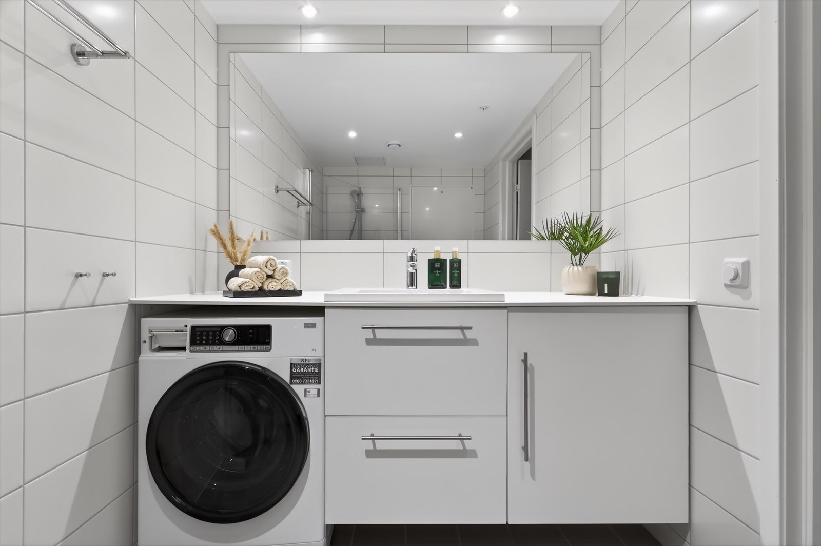 Det er opplegg og plass til vaskemaskin under benkeplate. Galleribilde