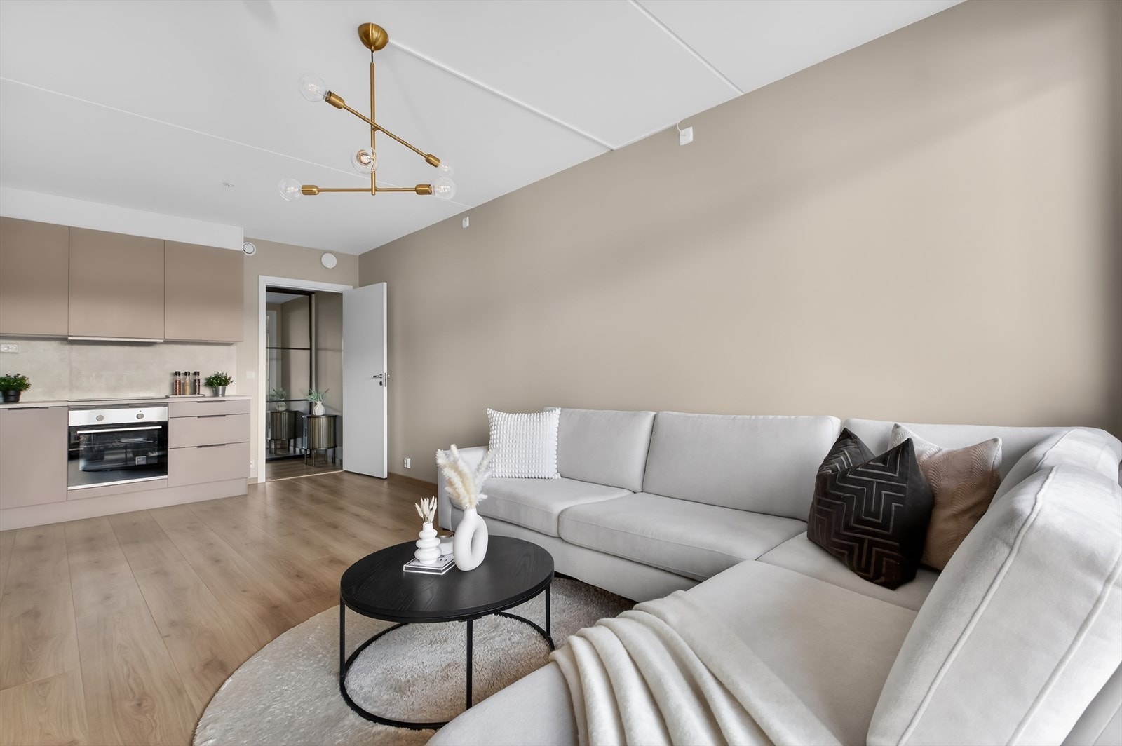 Rommet har god plass til sofagruppe med tilhørende møblement, og fremstår som både romslig og trivelig. Galleribilde