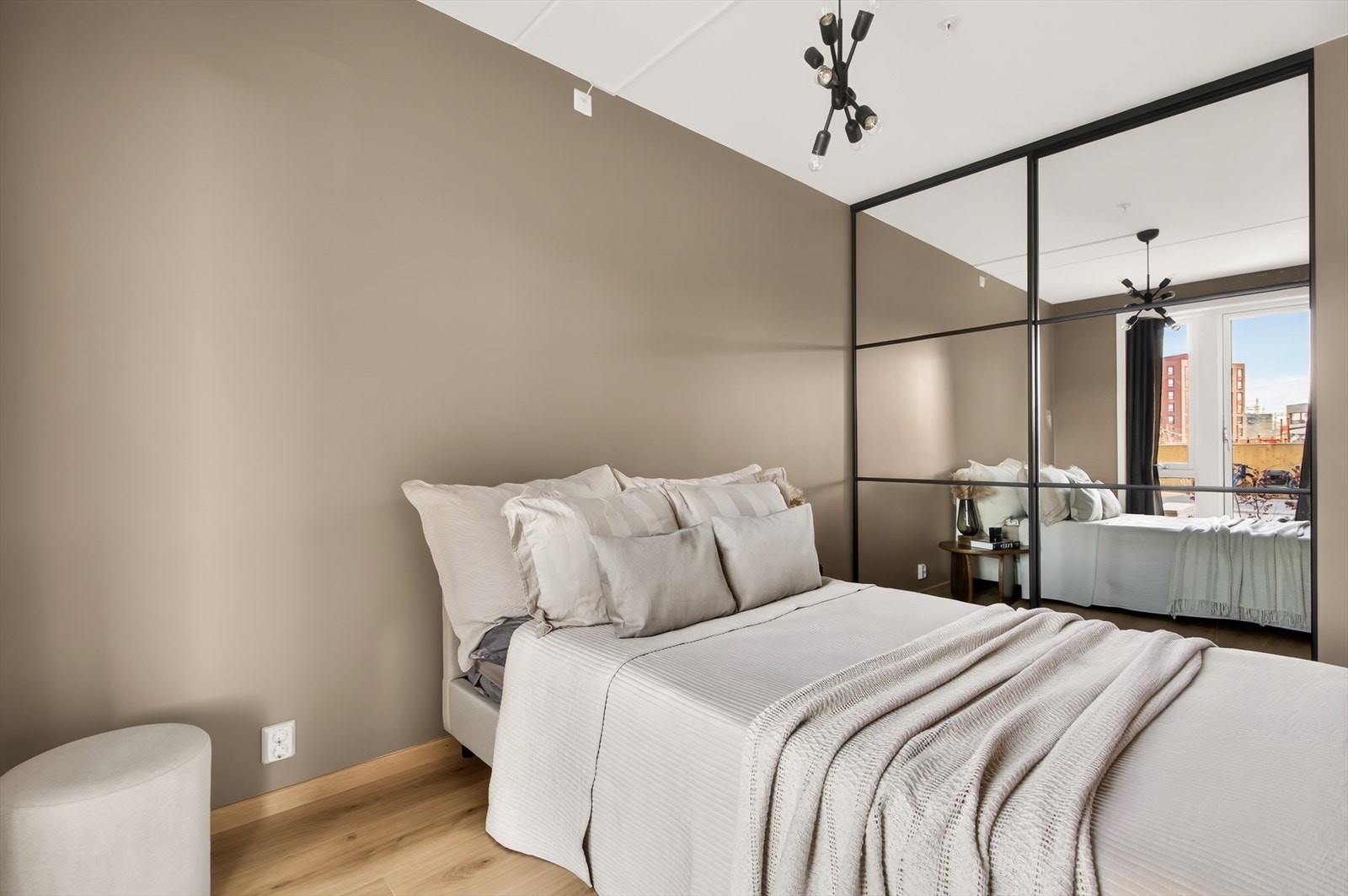 Rommet har god plass til dobbeltseng med tilhørende nattbord. Galleribilde