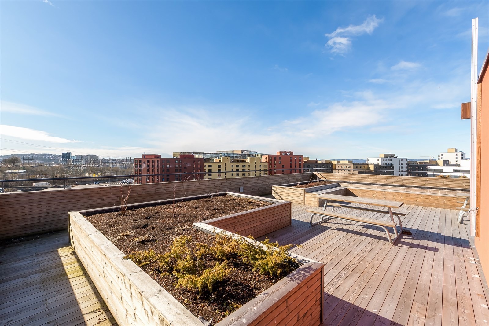 I bygget ved siden av har man heistadkomst opp til en stor, felles takterrasse. Galleribilde