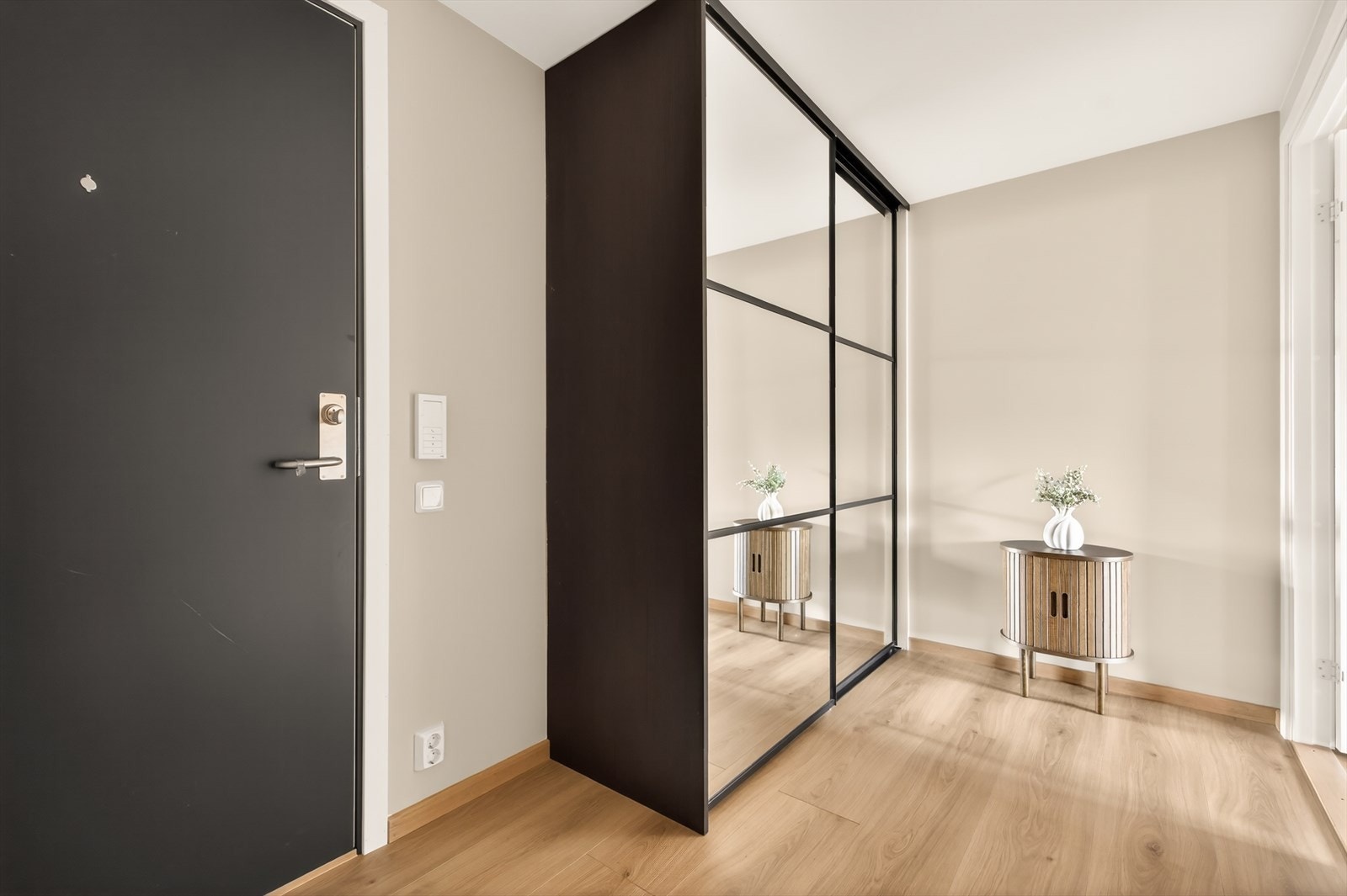 Innbydende entré med god plass til oppheng av yttertøy og oppbevaring av sko. Dørcalling med åpner er praktisk plassert ved inngangsdøren. Galleribilde