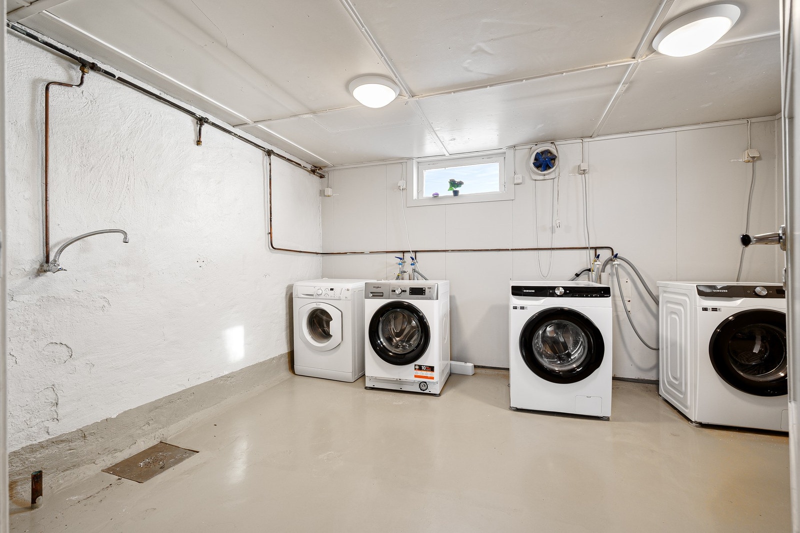 Vaskerommet i kjeller er felles for beboerne (uttak til vaskemaskiner og hovedstoppekran ble skiftet i 2021) Galleribilde