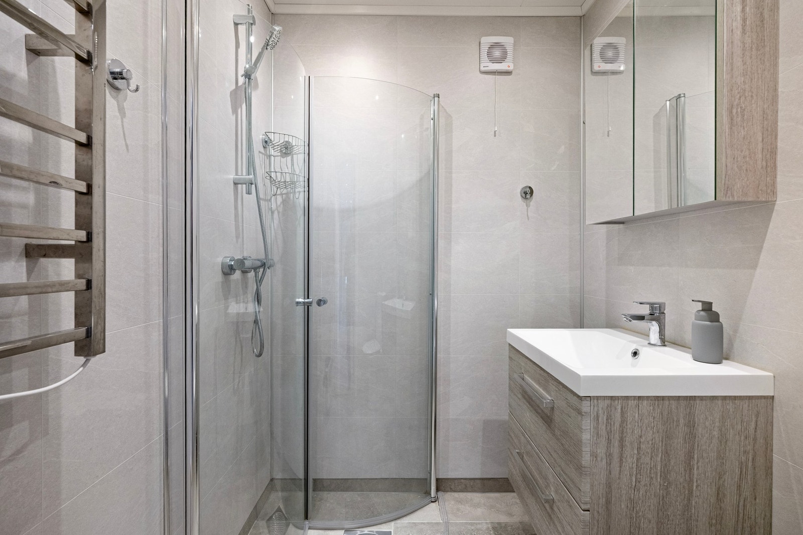Badet i hovedetasjen ble oppført i 2022 og har baderomsplater på veggene samt flislagt gulv. Galleribilde