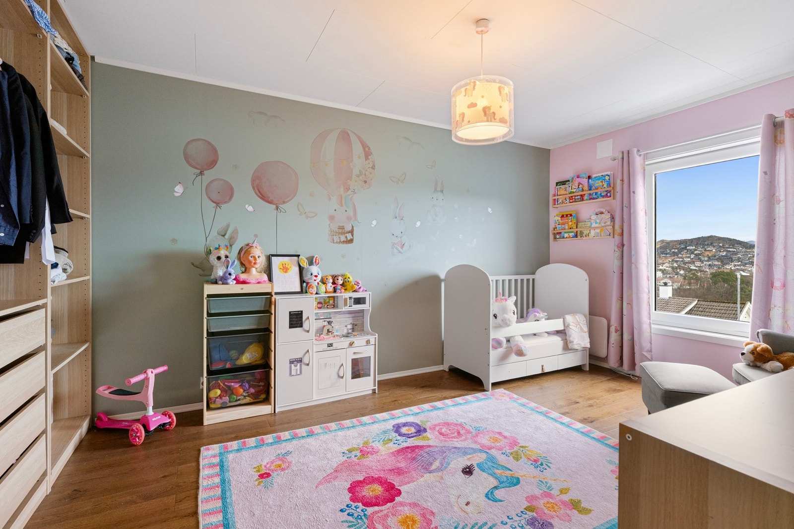 Boligen har tre gode soverom, hvorav to ligger i kjelleretasjen og ett i første etasje. Galleribilde