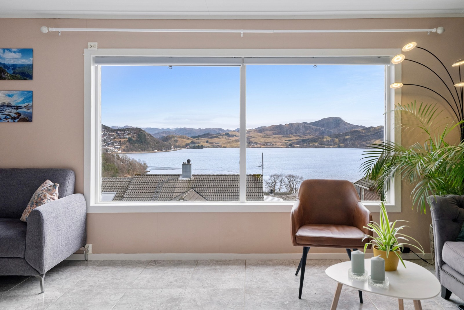 Det store vindusfeltet mot øst gir rikelig med dagslys og en nydelig panoramautsikt mot Edlandsvatnet. Galleribilde