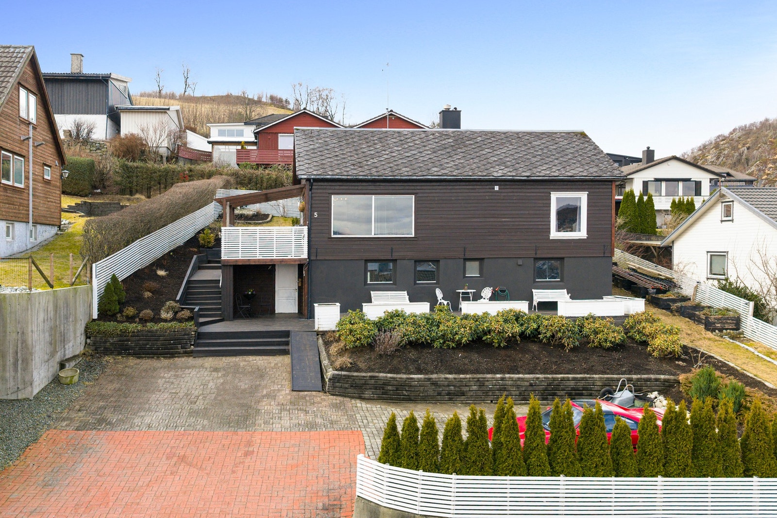 Tomten er på 661 kvm og byr på fine uteområder rundt boligen. Galleribilde
