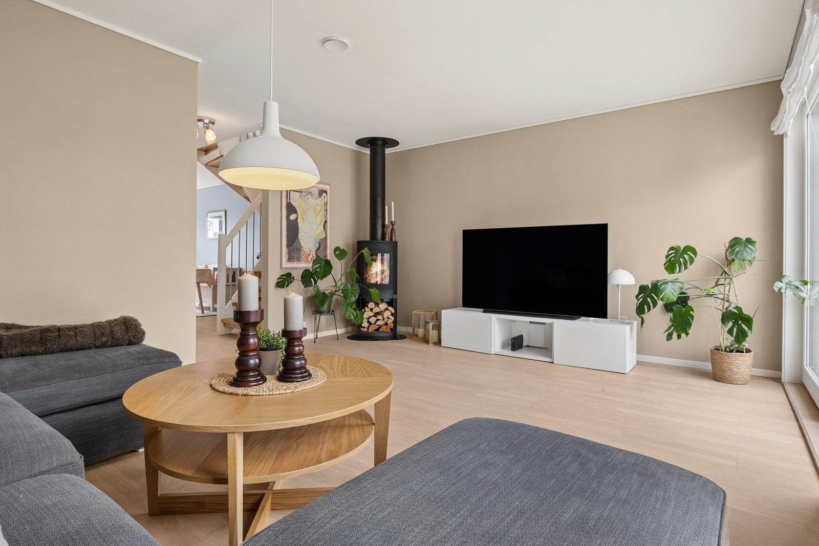 Lys og pen stue med peisovn. Boligen har balansert ventilasjon og innlagt fiber. Galleribilde