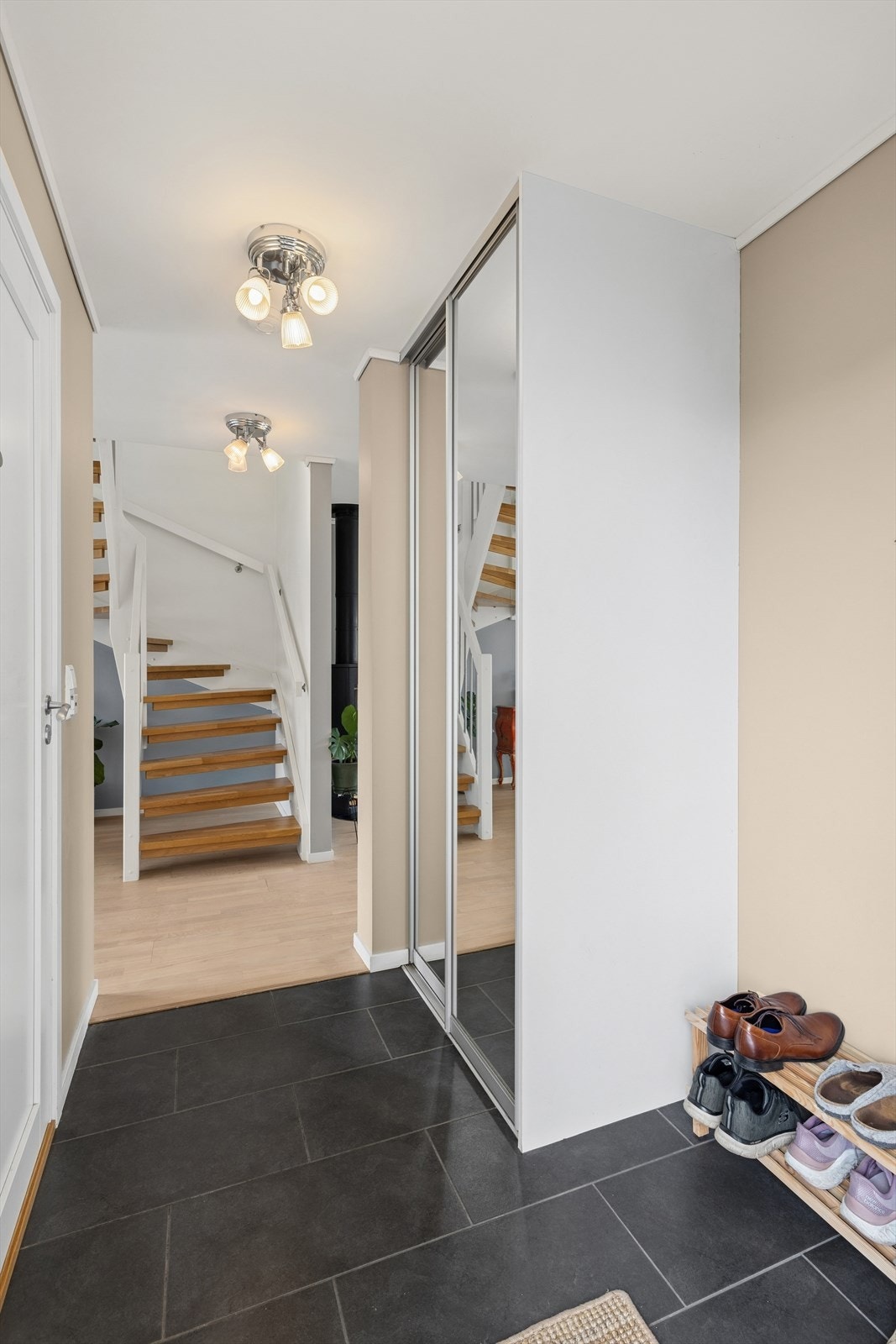 Entré med garderobeskap og varme i gulv. Galleribilde