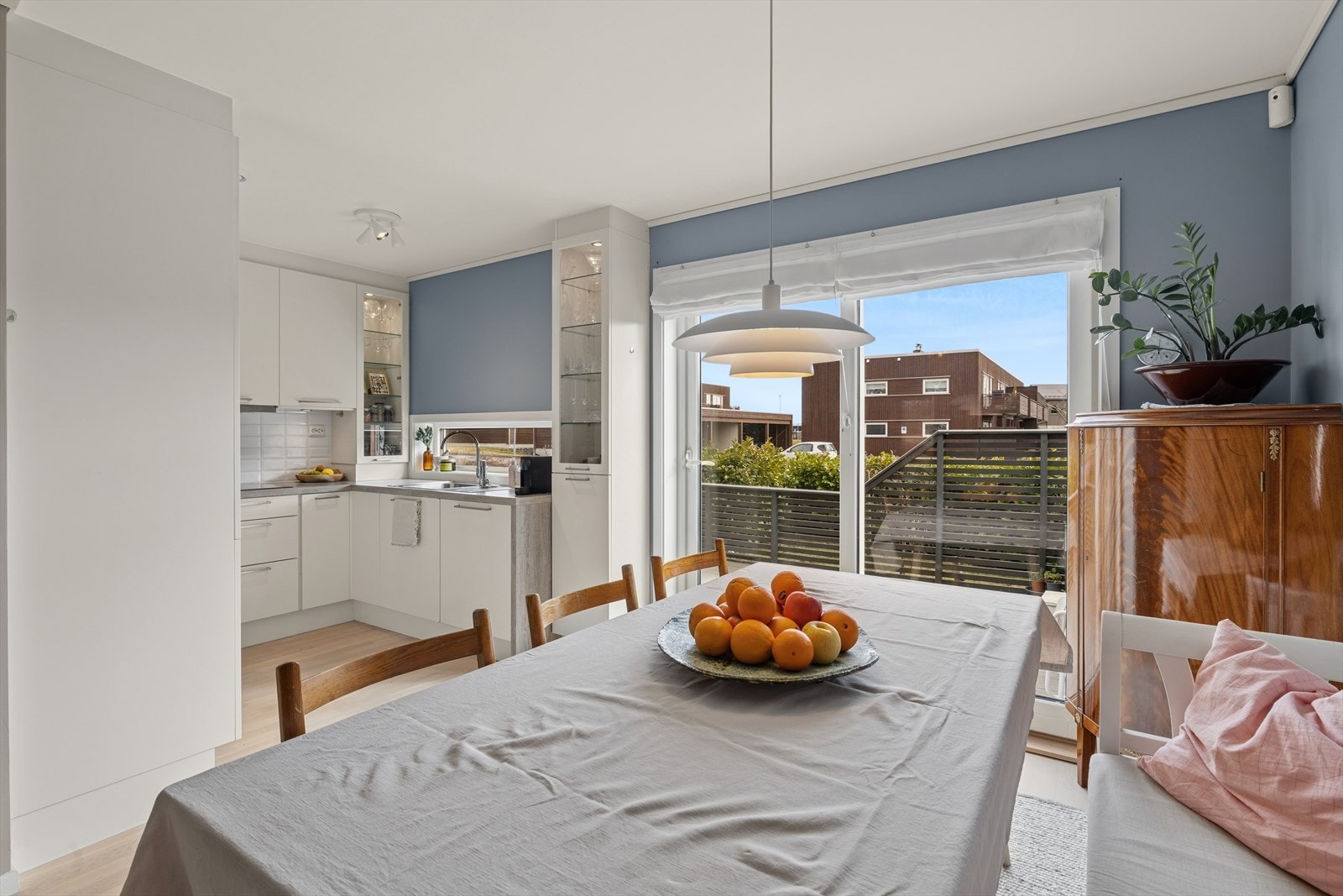 Fra kjøkkenet er det utgang til stor uteplass der man har sol fra morgen til godt ut på ettermiddagen Galleribilde