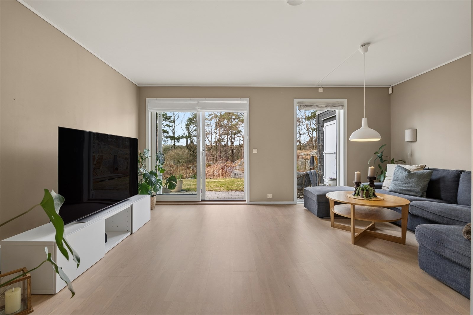 Fra stuen er det utgang til bakhagen Galleribilde