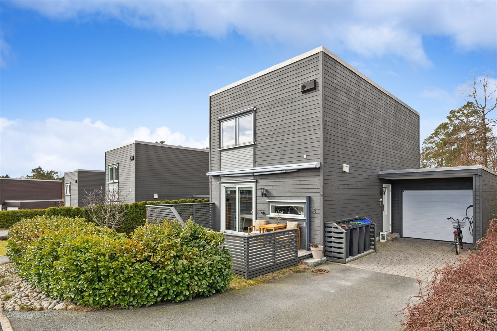 Parkering i garasje, elbillader følger med. Galleribilde