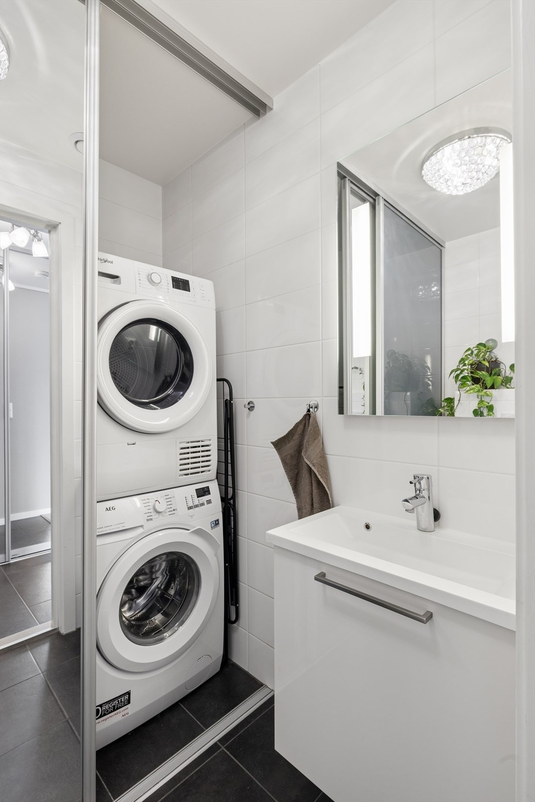 Vaskemaskin og tørketrommel er skjult bak skyvedør Galleribilde