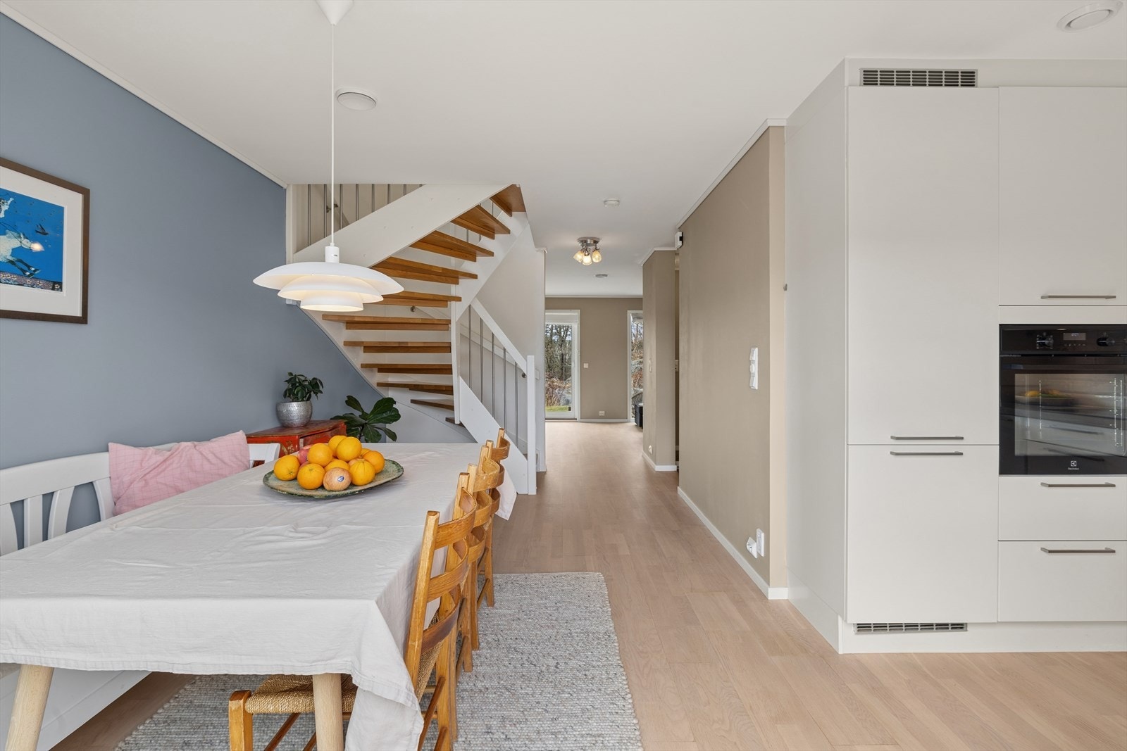 Varmepumpe fra 2025 montert i trappegang. Perfekt for varme og kjøling. Galleribilde