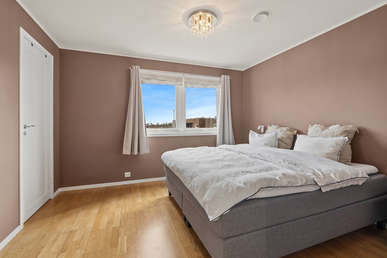 Det er tre soverom i boligen. Hovedsoverommet har tilhørende walk in closet Galleribilde