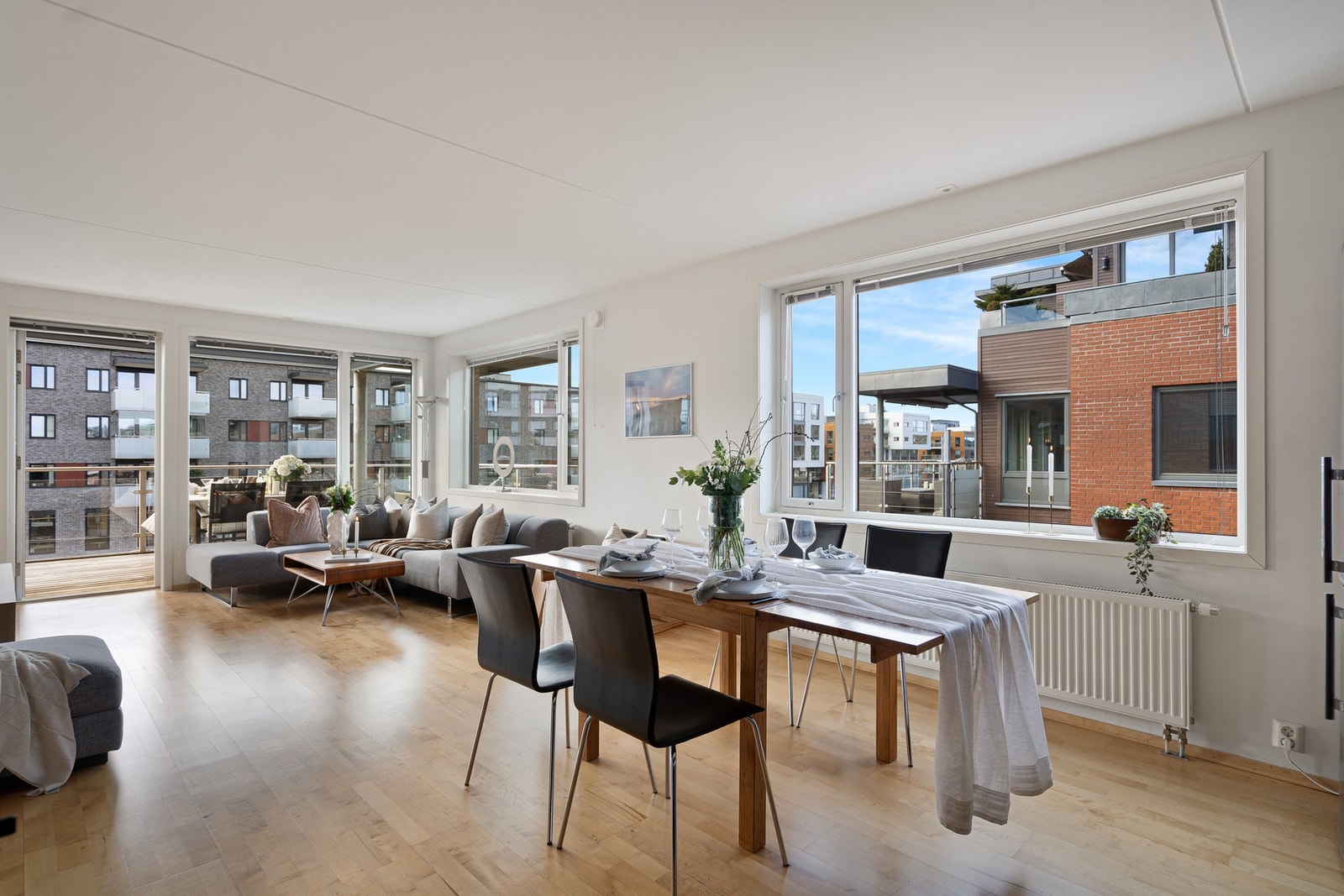 Stuen og kjøkkenet ligger i åpen løsning Galleribilde