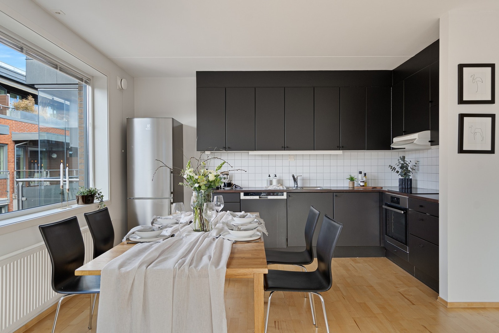 Pent kjøkken med mye skap- og benkeplass Galleribilde