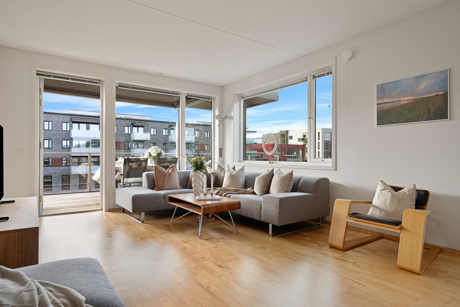 Svært tiltalende rom med vinduer fra 2 sider Galleribilde