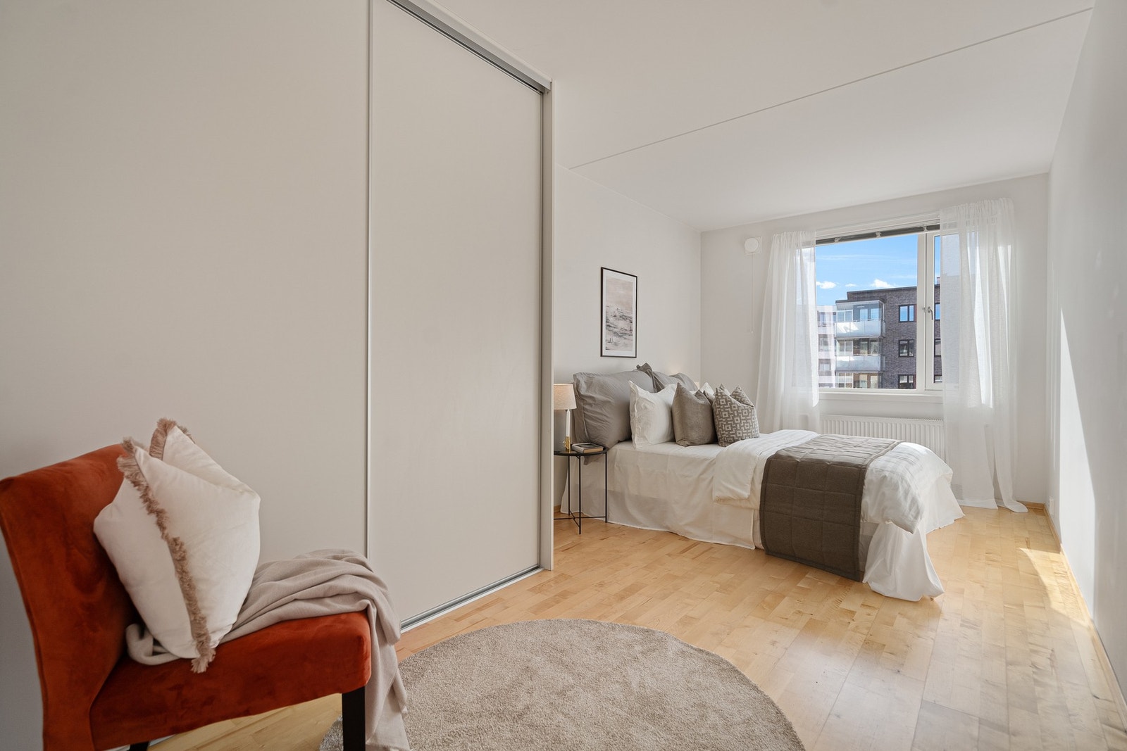 Her er det god plass til dobbeltseng og garderobe Galleribilde