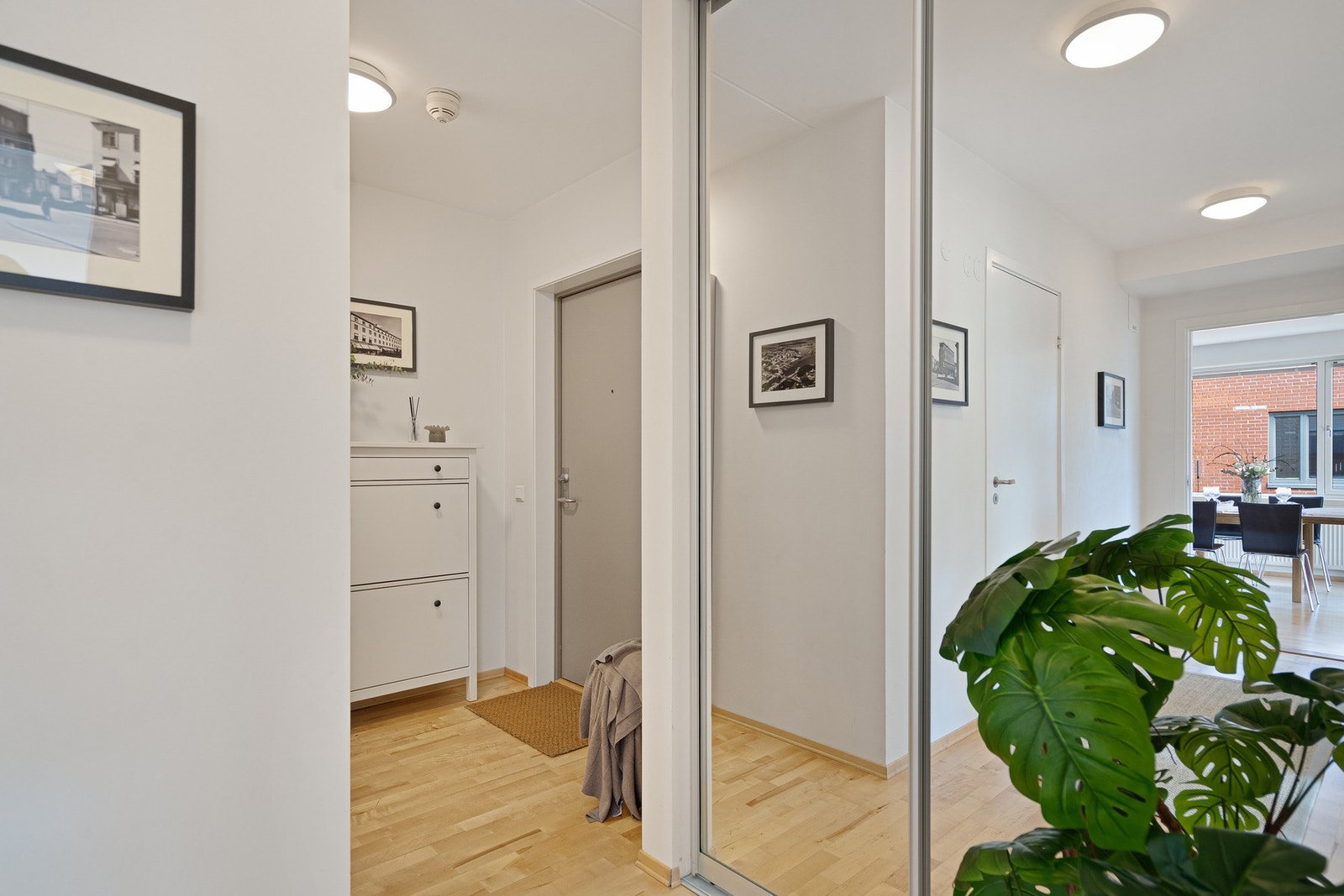 Entré med garderobeskap Galleribilde