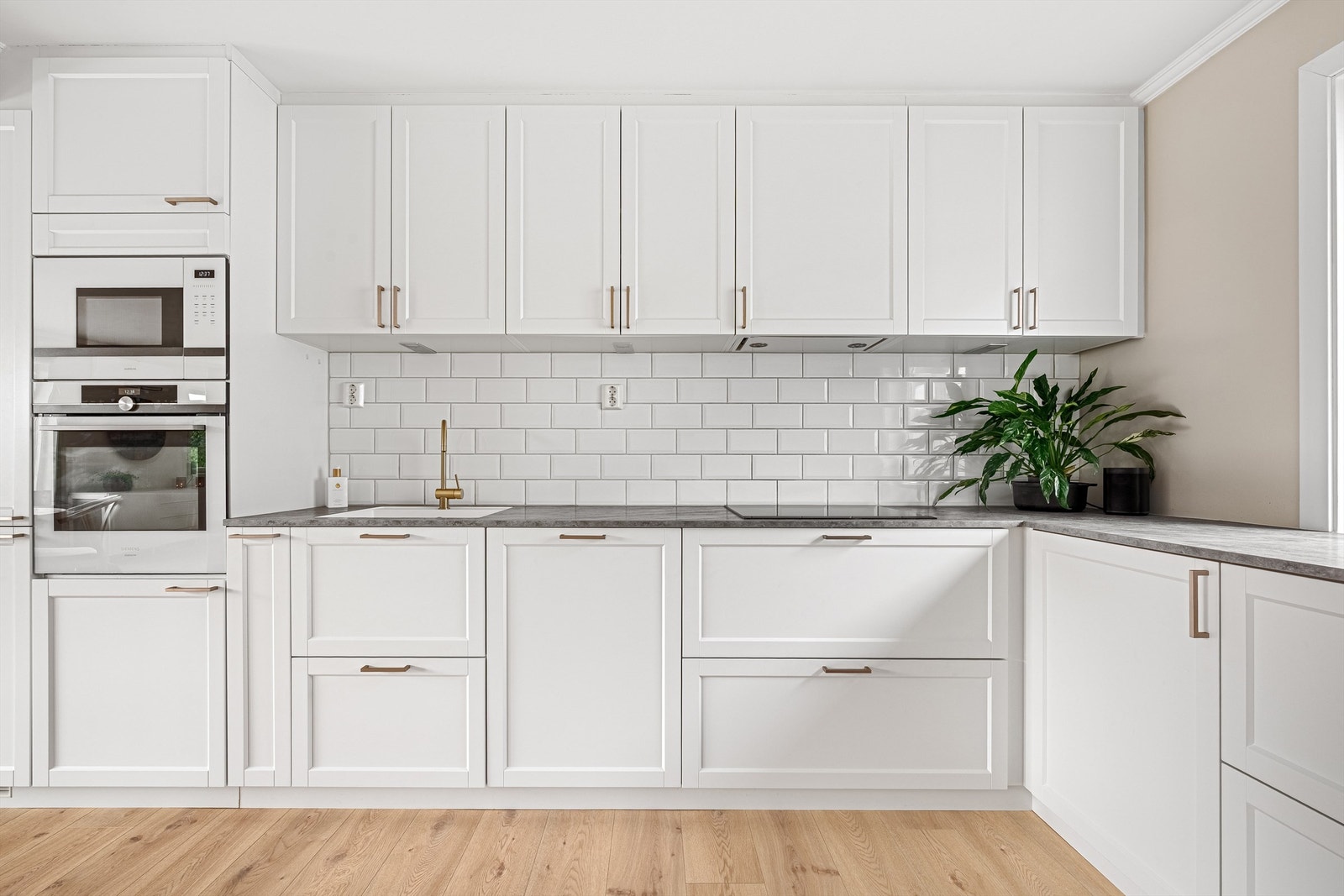 Her er det godt med skap og benkeplass Galleribilde