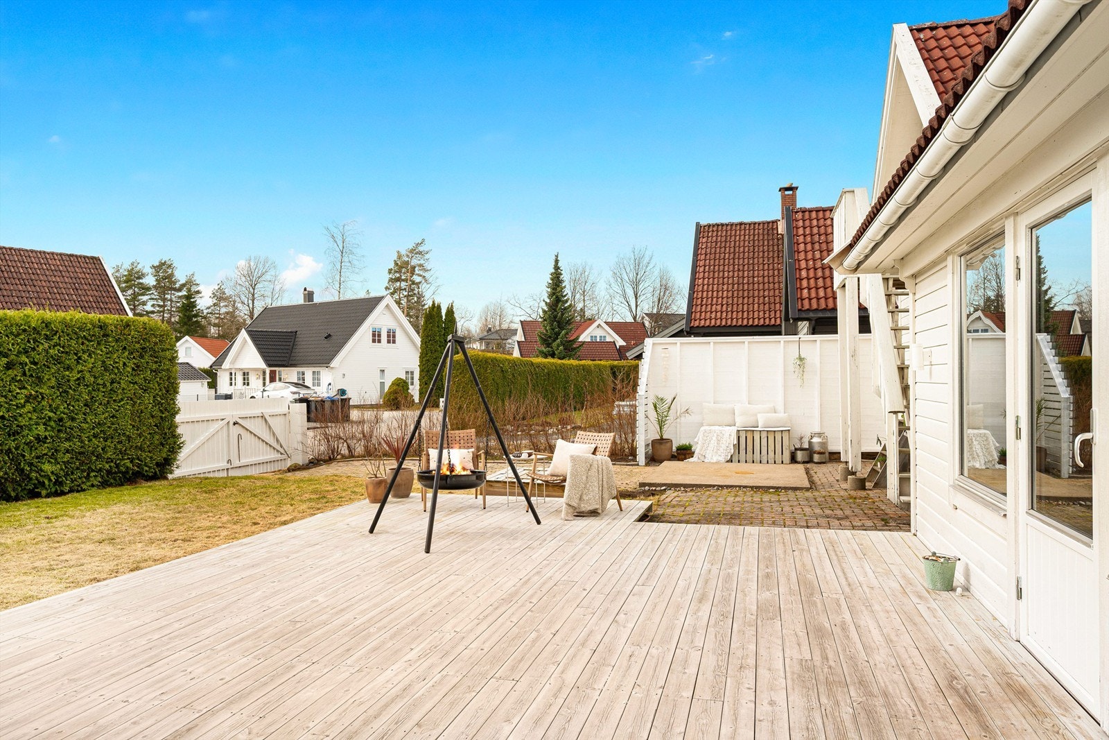 Solrik terrasse og hage Galleribilde