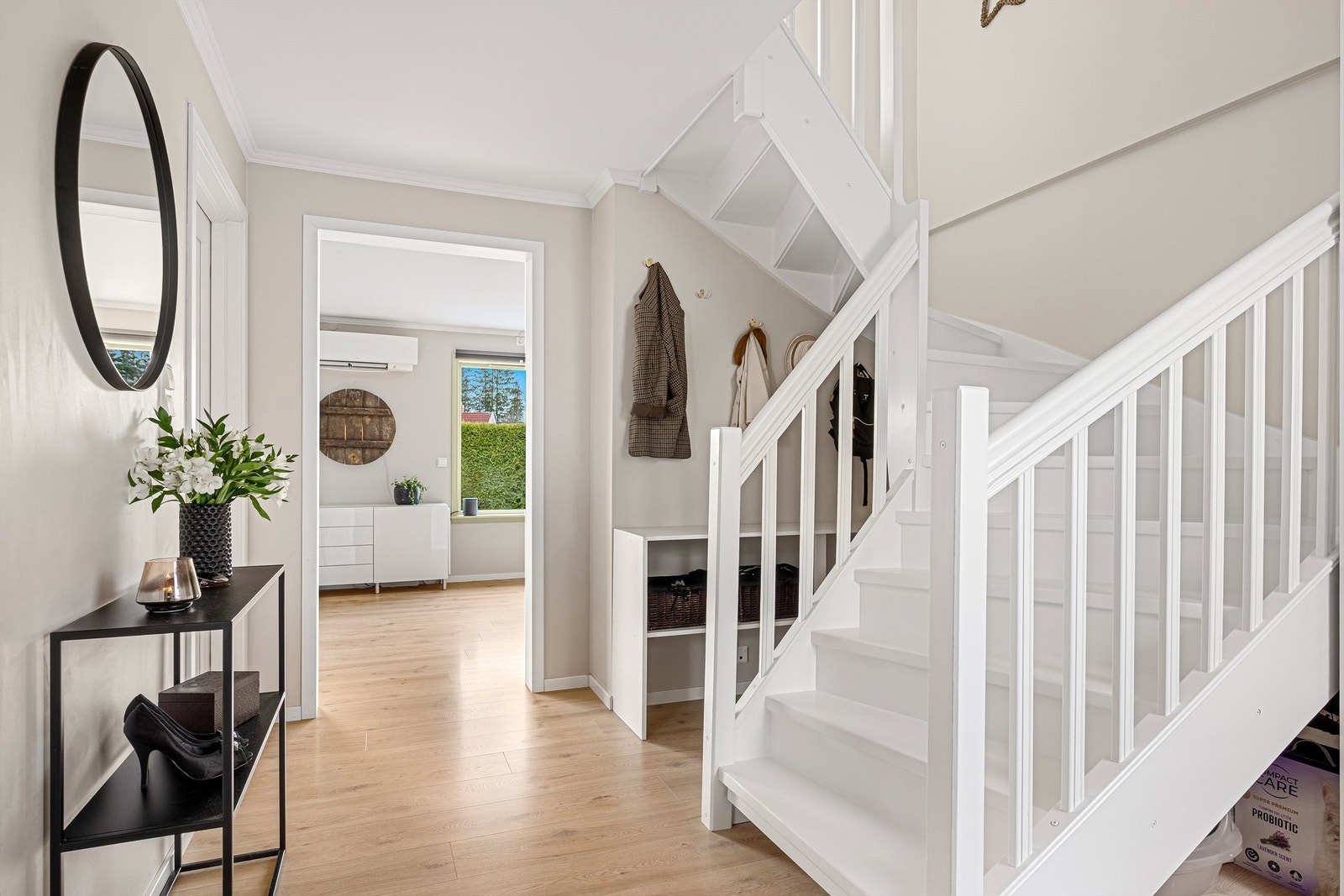 Romslig hall med tilgang til soverom/garderobe og bad Galleribilde