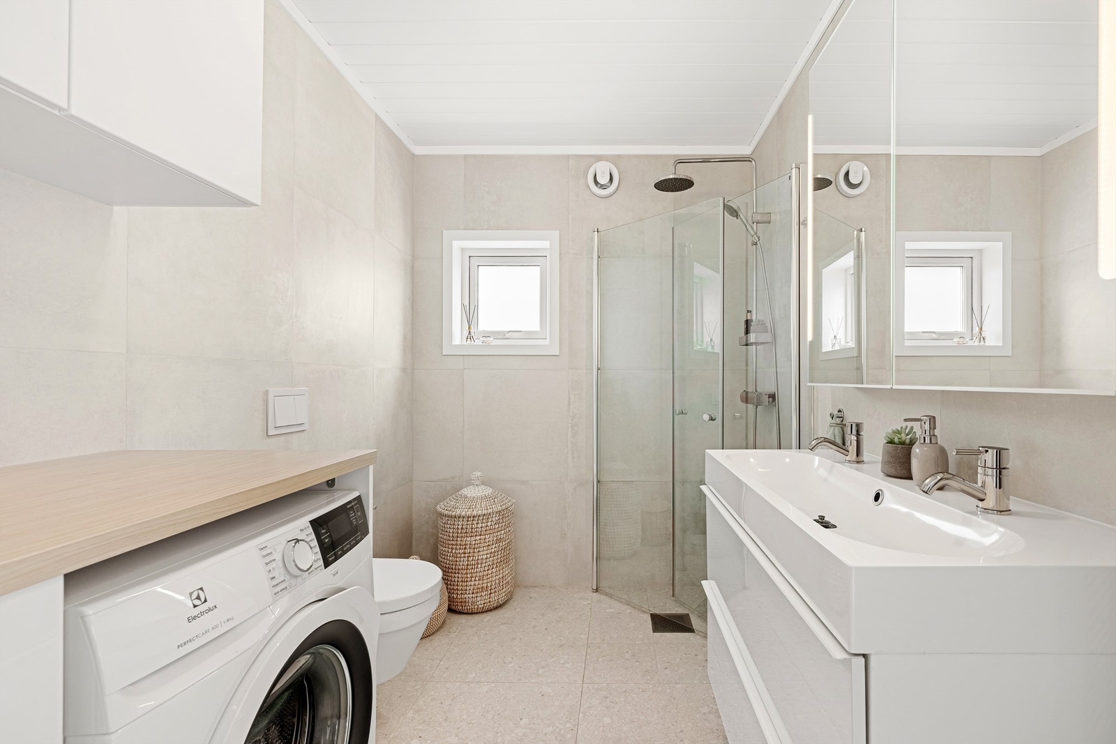 Lekkert flislagt bad med varmekabler fra 2019 Galleribilde