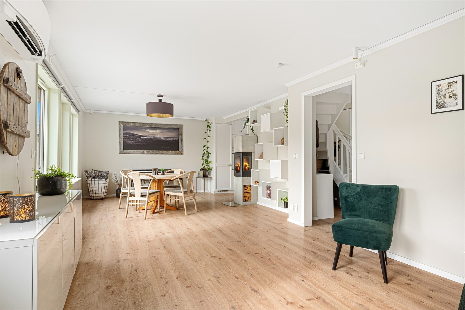 Stor stue med peis og varmepumpe Galleribilde