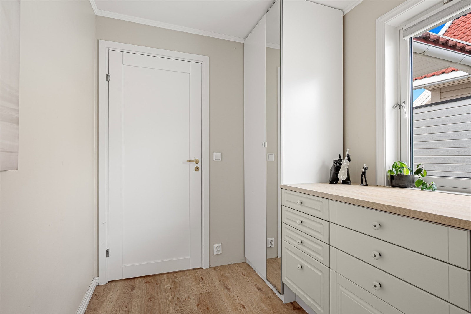 Soverom/garderobe i 1. etg Galleribilde