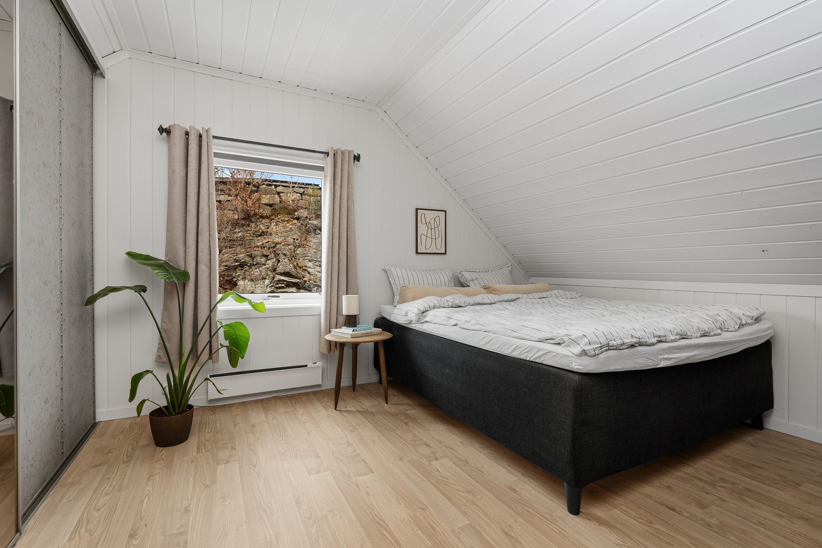 Hovedsoverom med garderobekap Galleribilde