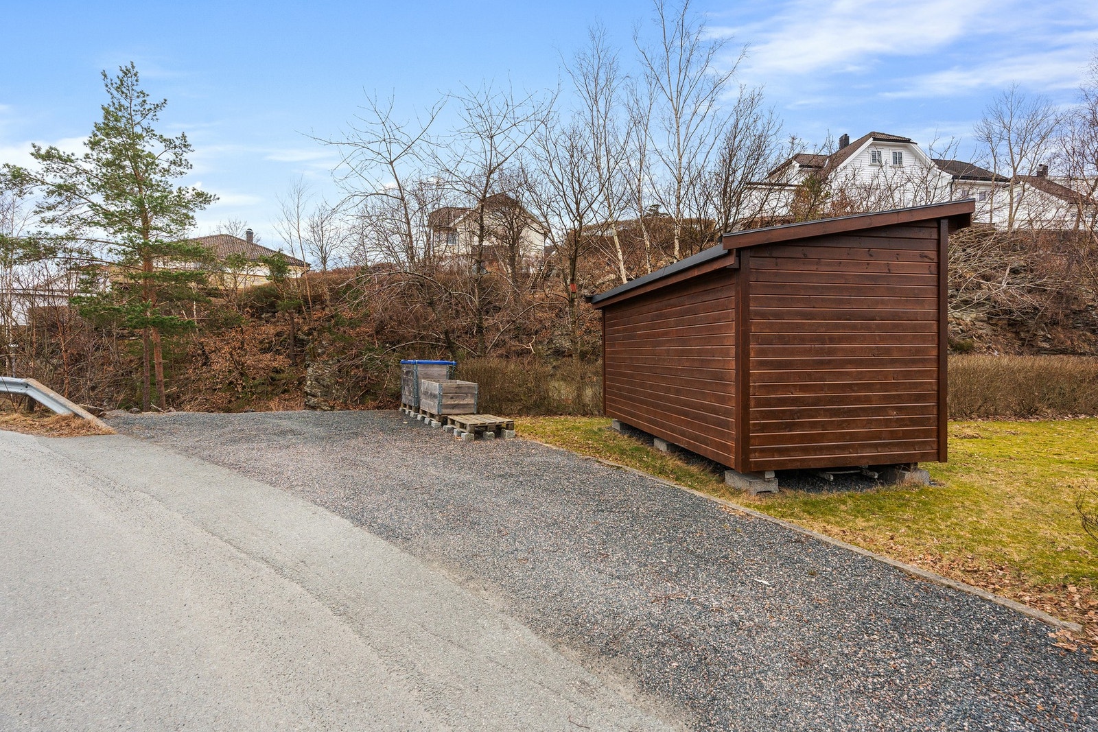Frittstående bod og ekstra parkering. Galleribilde