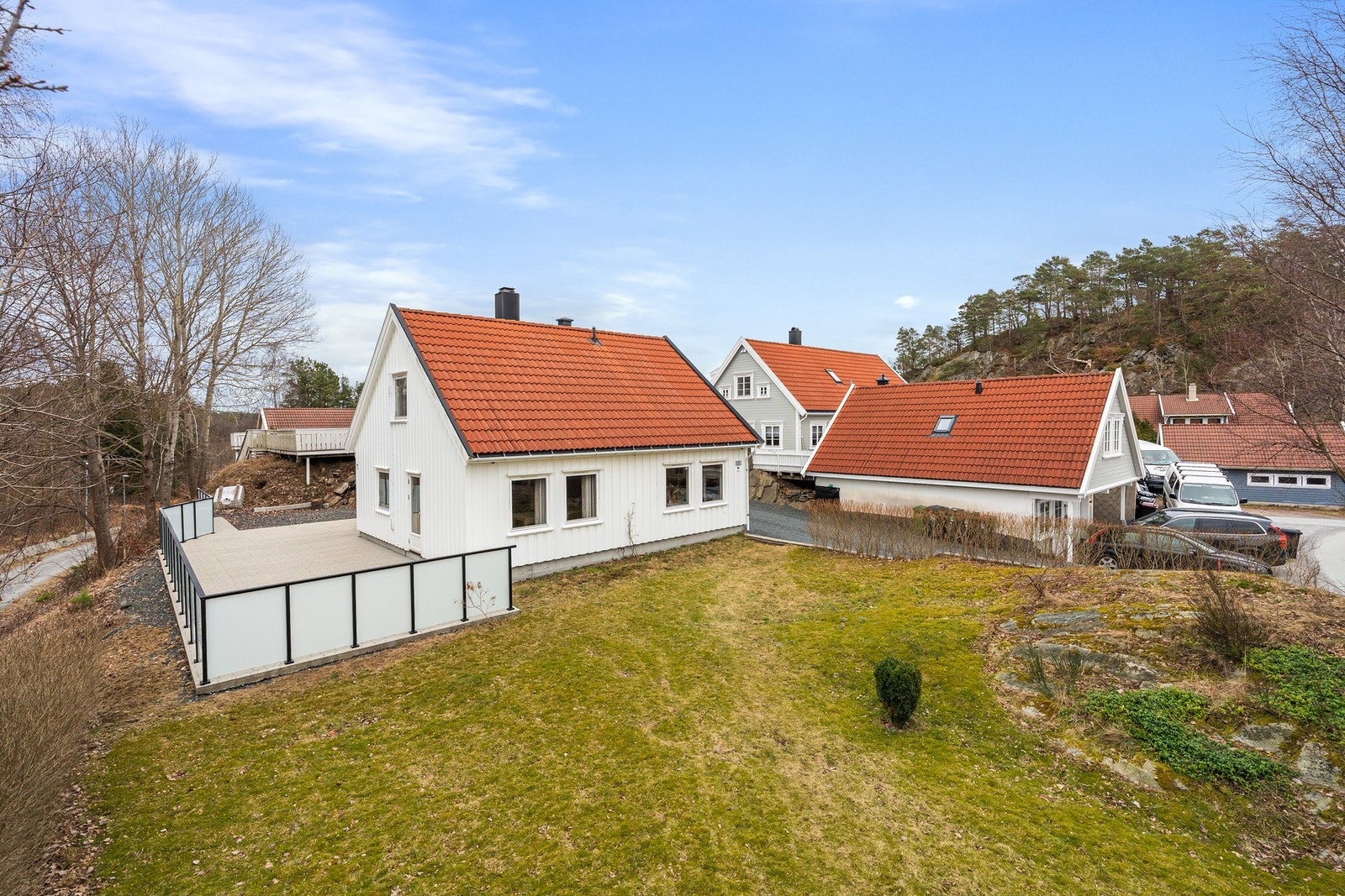 Fin uteplass med stor platting og gressplen Galleribilde