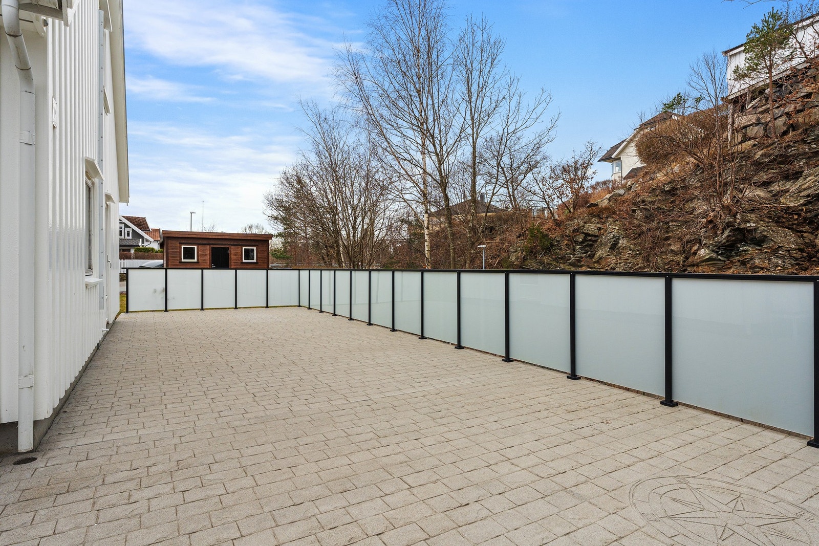 Stor platting med utgang fra stuen Galleribilde