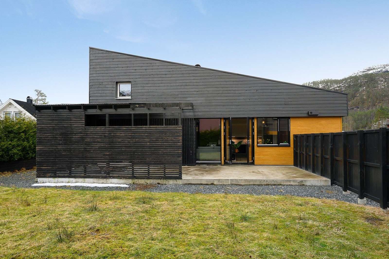 Det er tett levegg på to sider av plattingen og spilevegg på siden mot hagen. Galleribilde