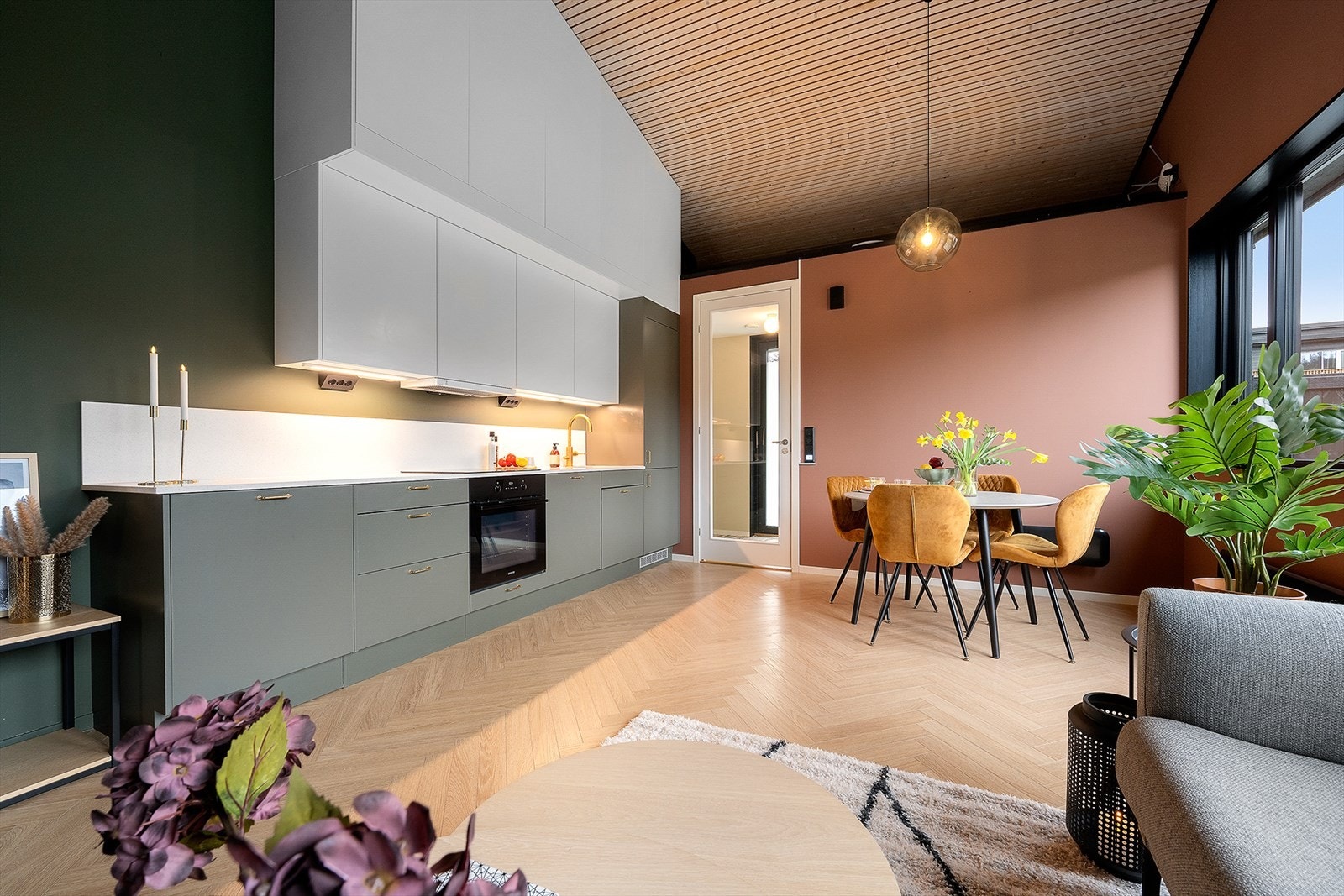 Stuen og kjøkkenet er i åpen løsning med god plass til sofa og spisebord. Galleribilde