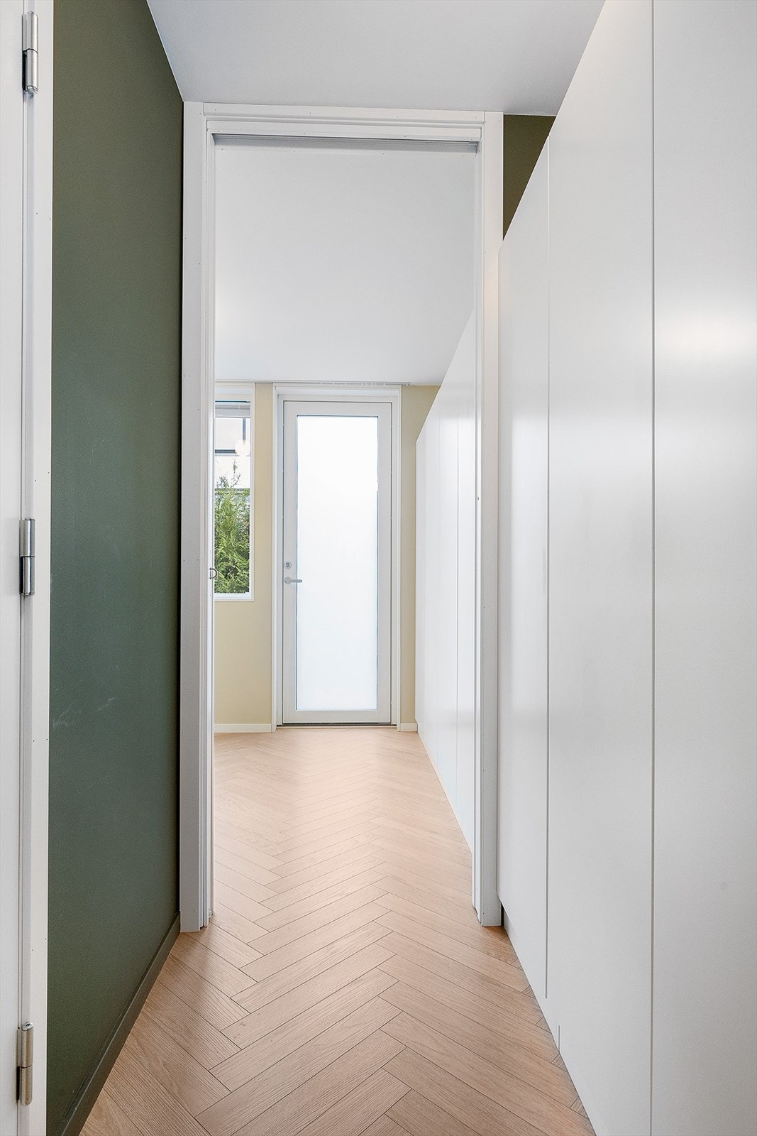 Det er sammenhengende rekke av garderobeskap fra gang ved stue inn på soverom. Galleribilde