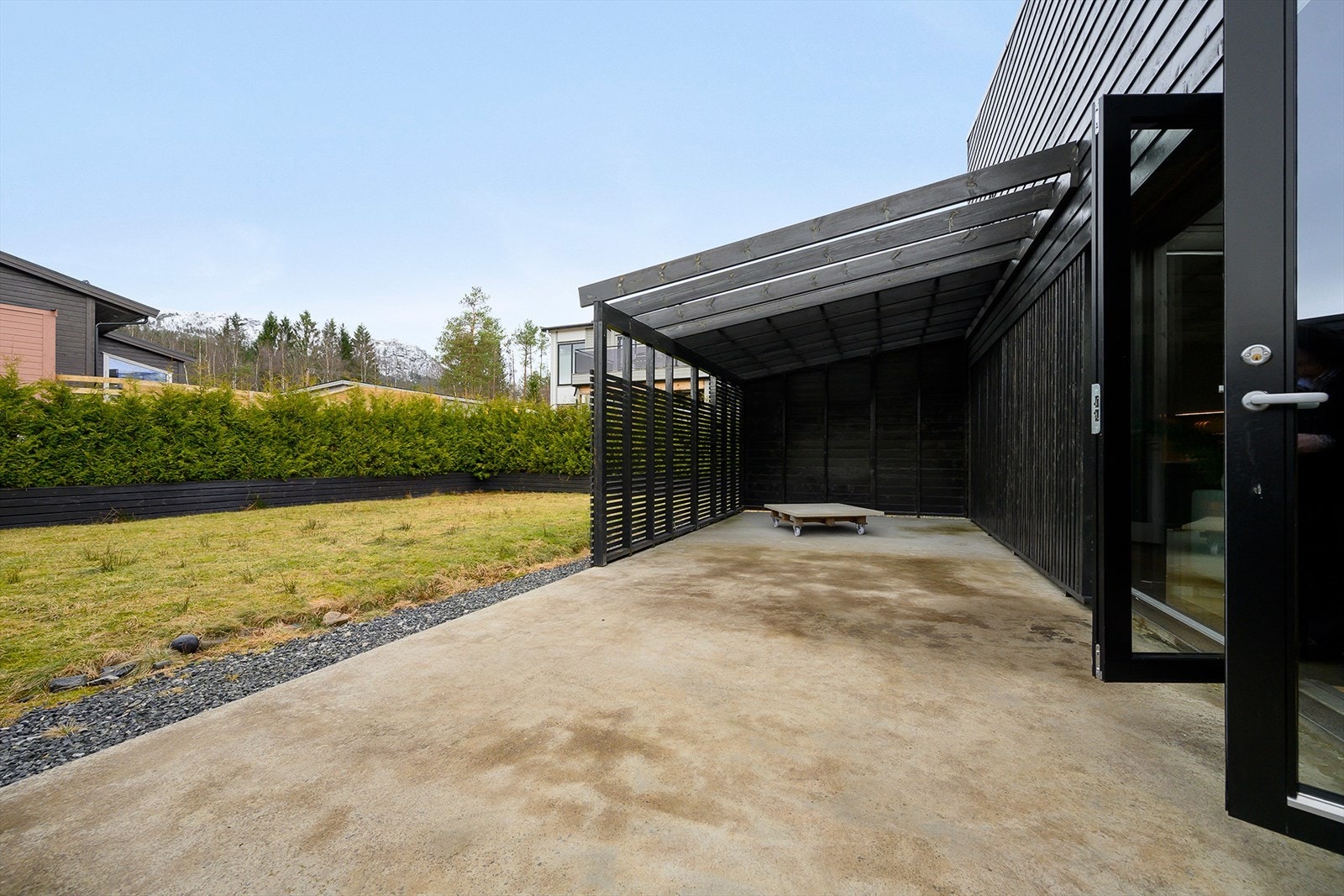 Del av platningen har takoverbygg. Galleribilde