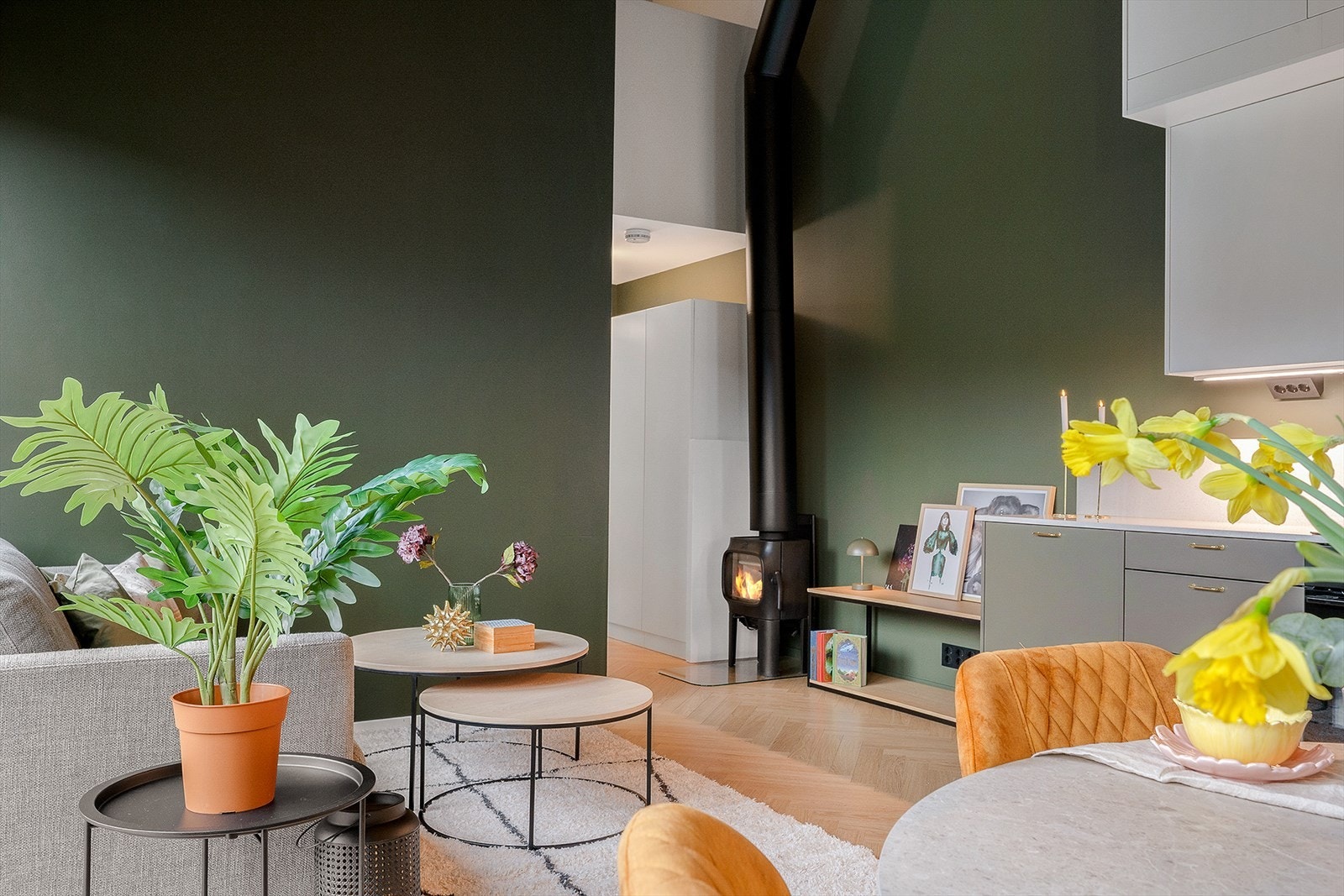 I stuen er det en vedovn som tilbyr lun varme på kalde vinterdager. Galleribilde