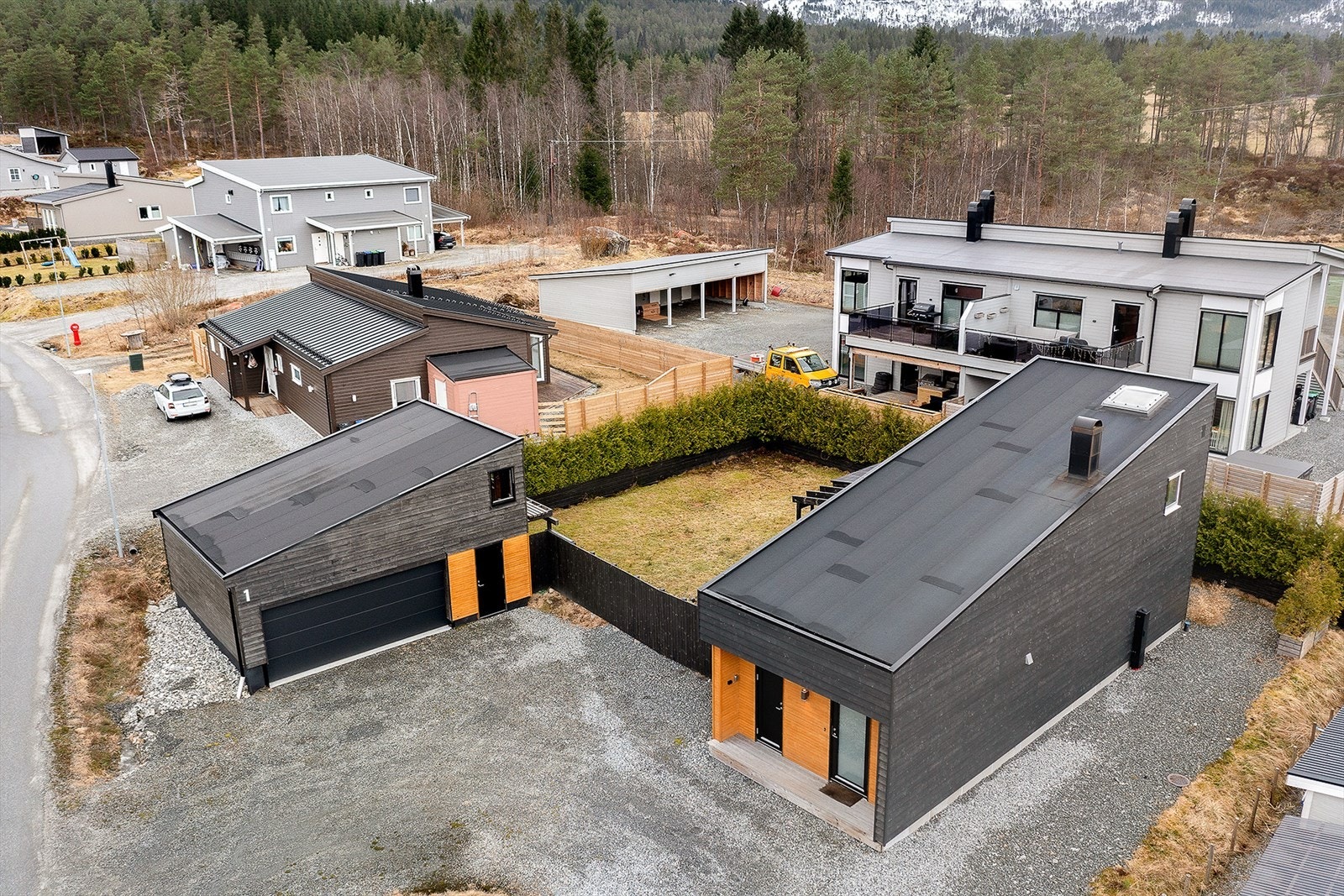 Boligen går over 2 plan og er oppøført i 2020 og går over to plan. Det er tilhørende dobbel garasje tilrettelagt for innredning av verkstedrom og lager. Galleribilde