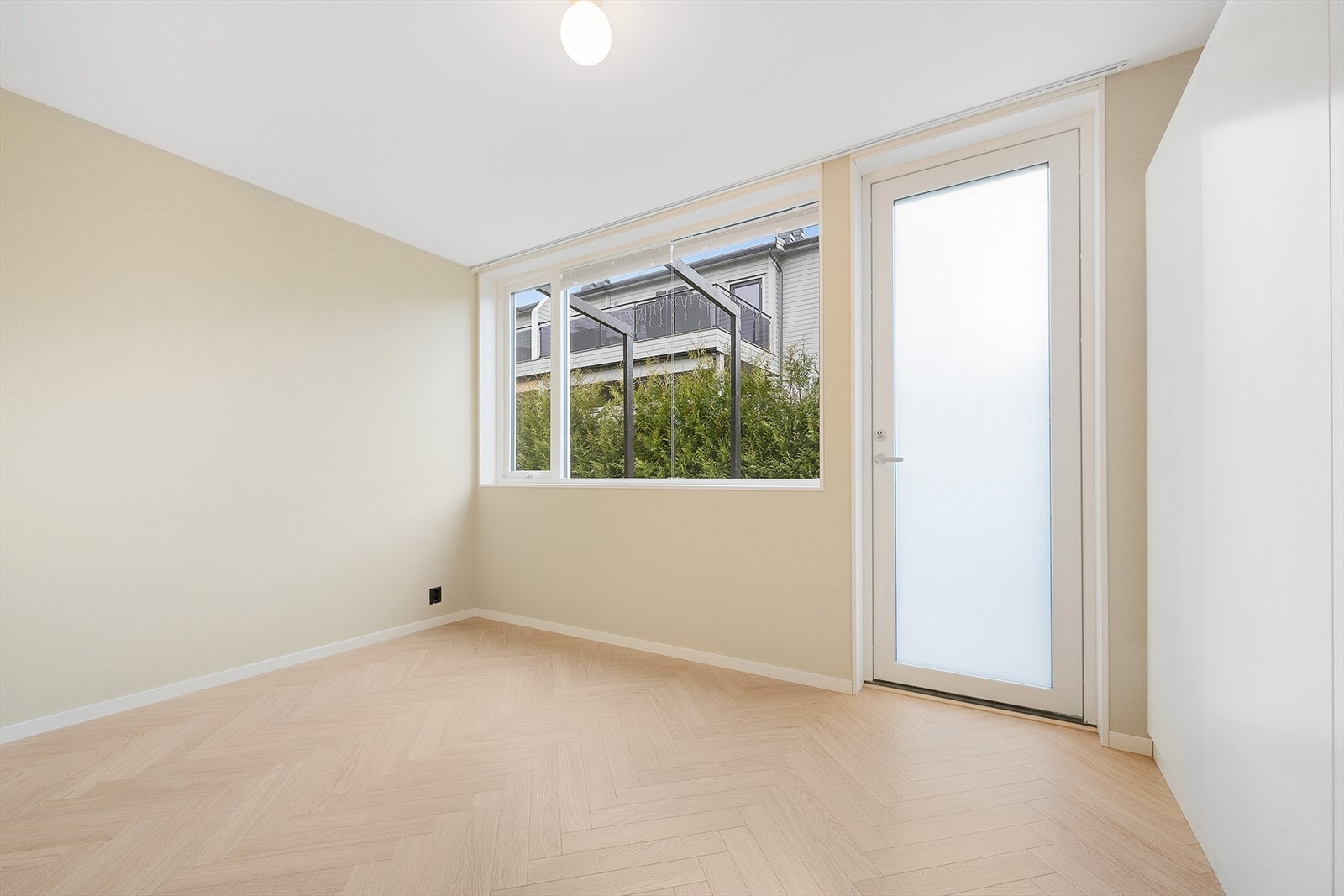 Det er totalt 3 soverom i boligen. Fra hovedsoveromet er det utgang til hageområde. Galleribilde