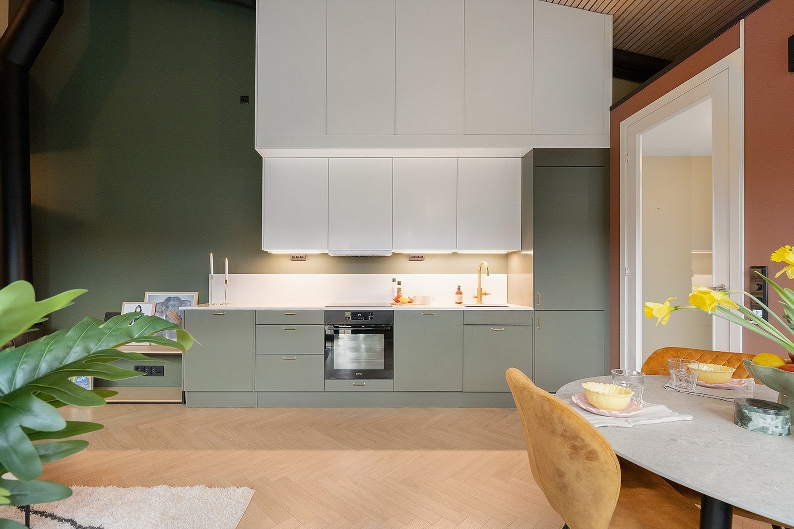 Kjøkkenet har innredning med glatte fronter og en benkeplate av komposittstein (Silestone). Her er det skapinnredning med med stort volum til tak. Galleribilde