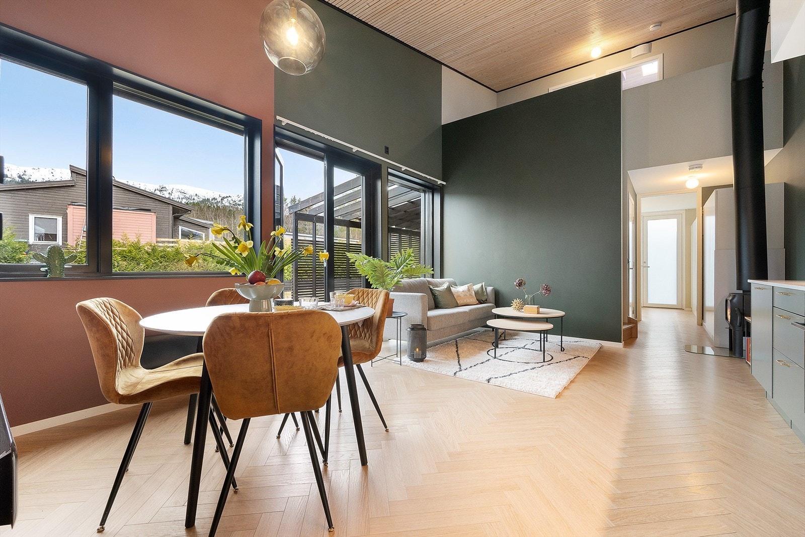 God størrelse på vinduer som tillater naturlig lysinnslipp. Galleribilde