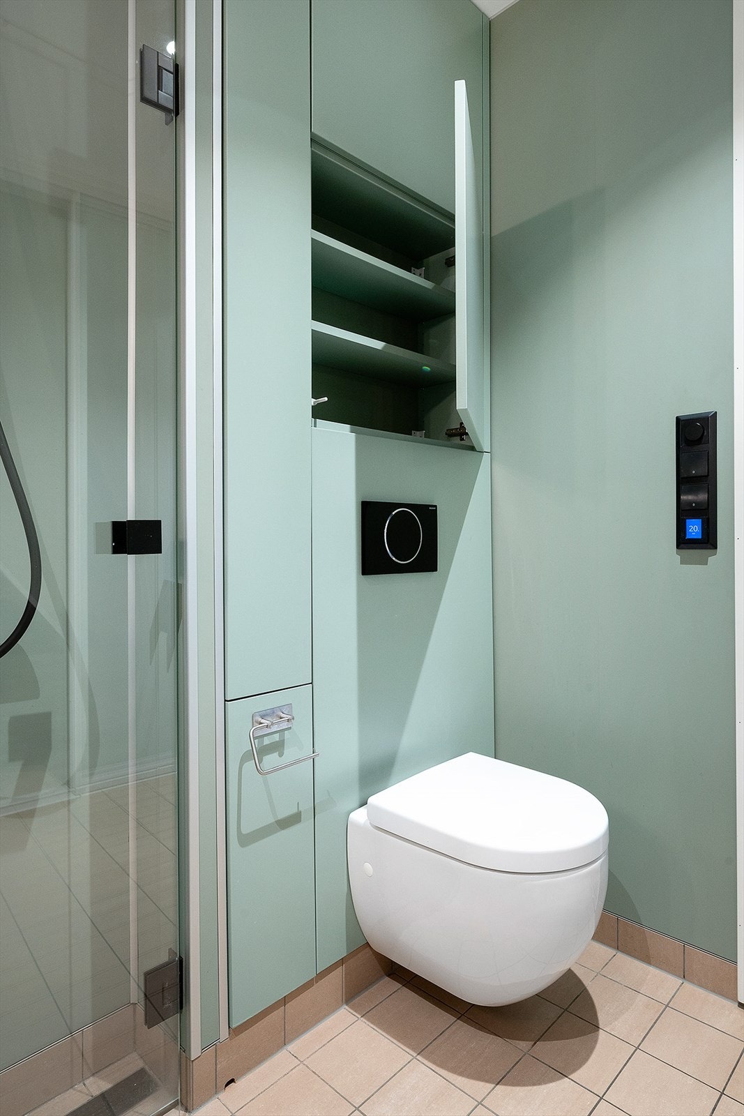 Badet er utstyrt med vegghengt toalett og innfellbare dusjvegger. Galleribilde