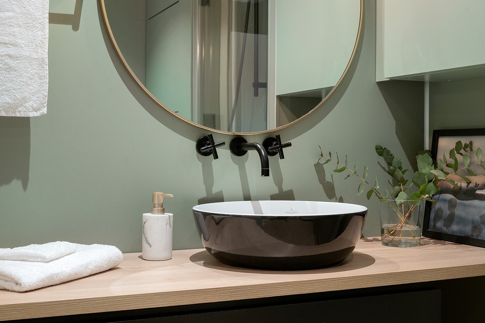 Gulvet på badet er flislagt og har varmekabler. Galleribilde