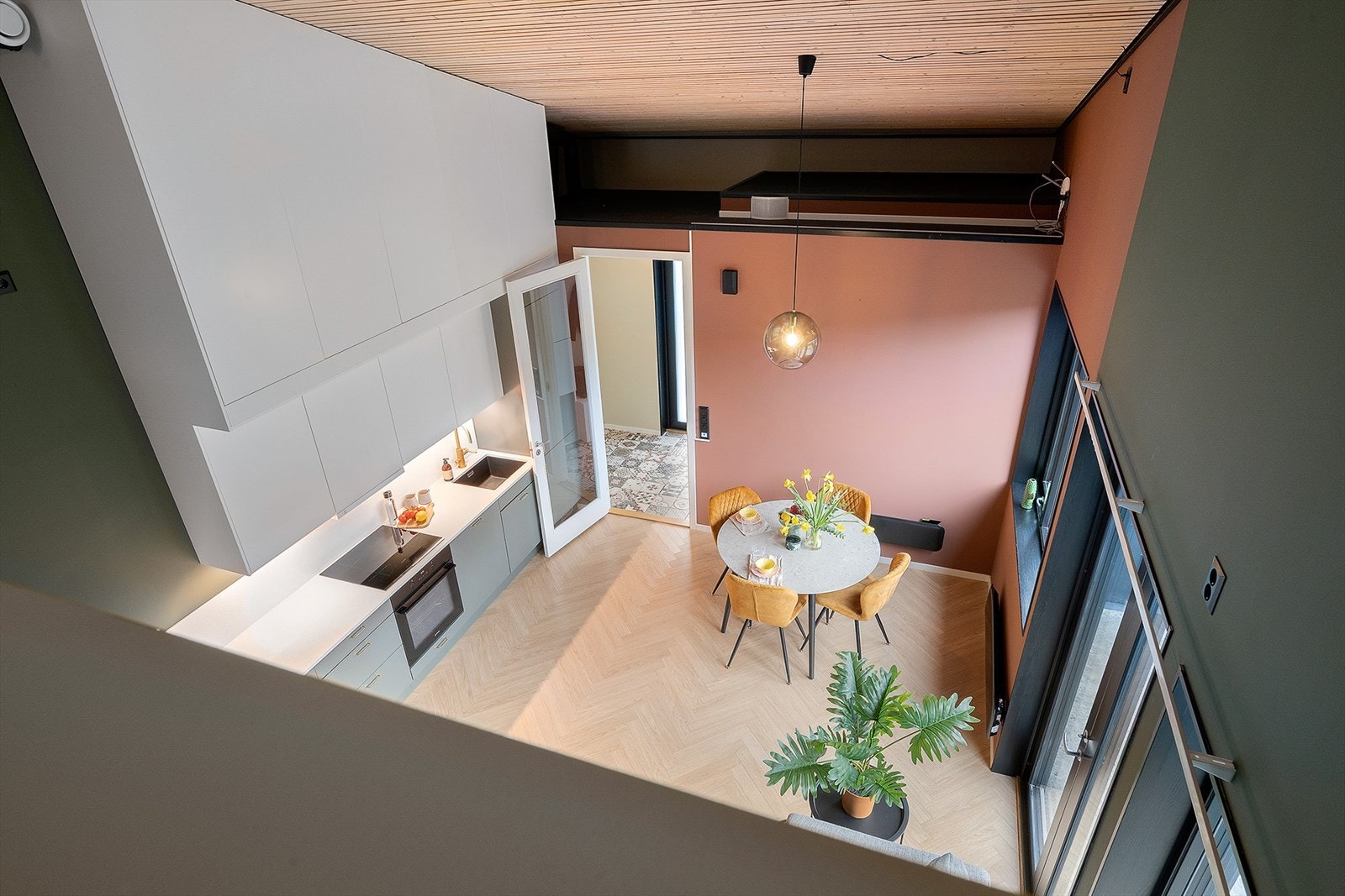 Fra stuen er det tilkomst til loft via trapp. Galleribilde