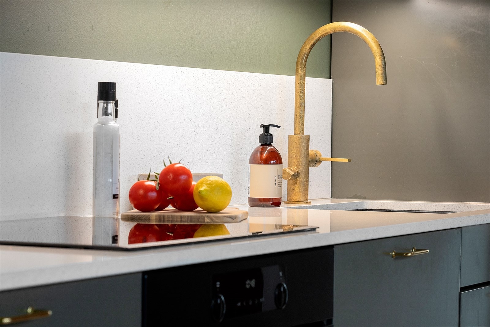 Kjøkkenet inneholder kjøl/fryseskap, oppvaskmaskin, induksjonstopp, stekeovn, vannstoppsystem og komfyrvakt. Galleribilde